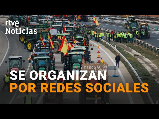 Los AGRICULTORES cortan con TRACTORES decenas de CARRETERAS en toda España y provocan RETENCIONES |