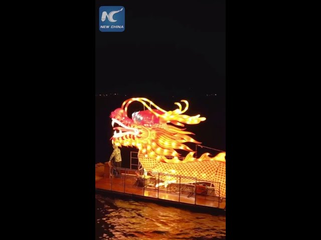 Super-long "dragon" cruising along a lake in China's Changde