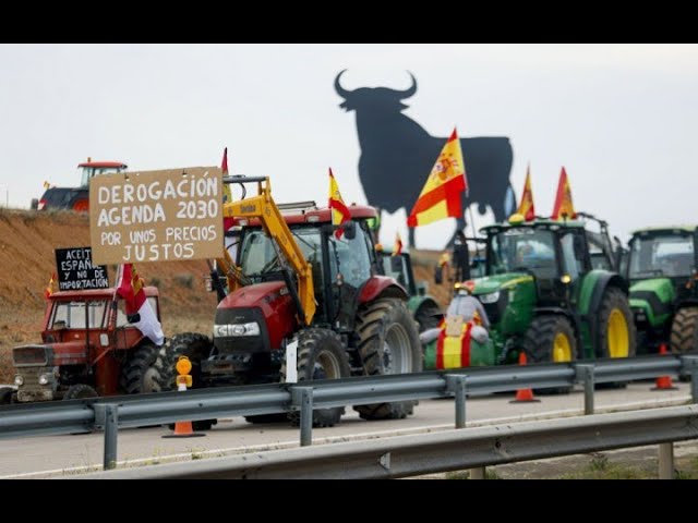 Іспанія: фермери перекрили дорогиSpain:farmers block highway Los agricultores bloquean la autopista