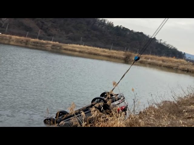 대구 달성군 저수지서 승용차 추락…60대 운전자 숨져 / 연합뉴스TV (YonhapnewsTV)