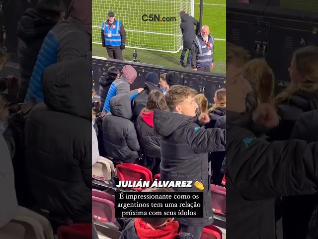 GRAN GESTO de JULIÁN ÁLVAREZ: SALTÓ a la TRIBUNA para SALUDAR un HINCHA ARGENTINO