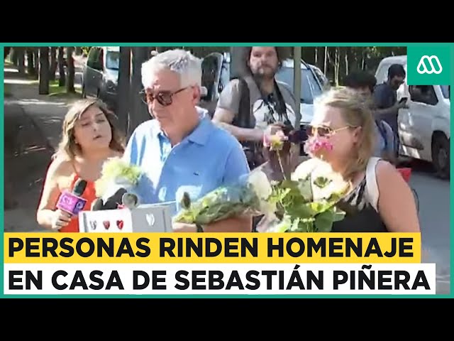 Personas llegan a rendir homenaje a la casa del expresidente Sebastián Piñera