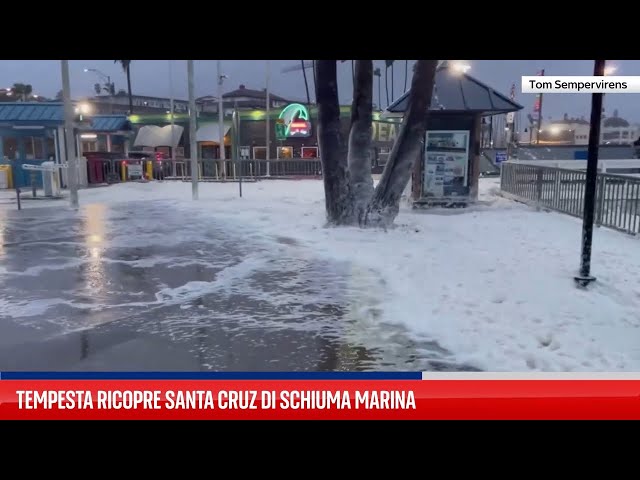 Tempesta ricopre Santa Cruz di schiuma marina