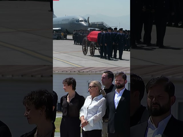 Expresidente Piñera recibe honores máximos en su llegada a Santiago