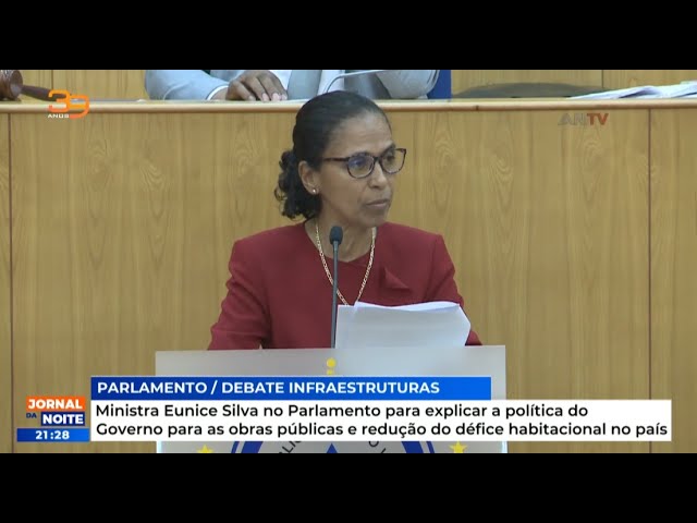 Ministra Eunice Silva no Parlamento para explicar a política do Governo para as obras públicas