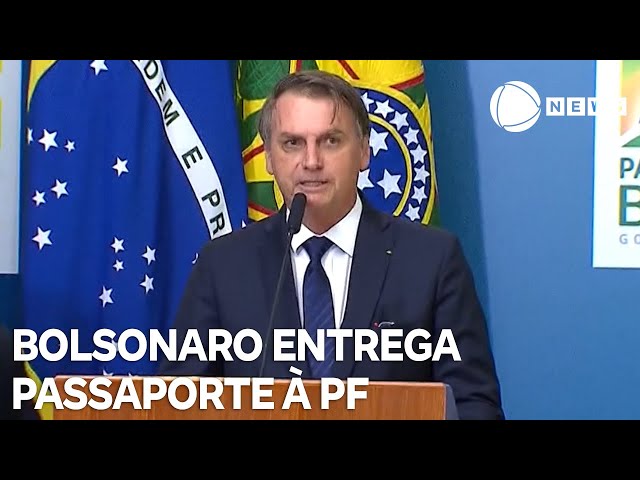 Bolsonaro entrega passaporte à Polícia Federal