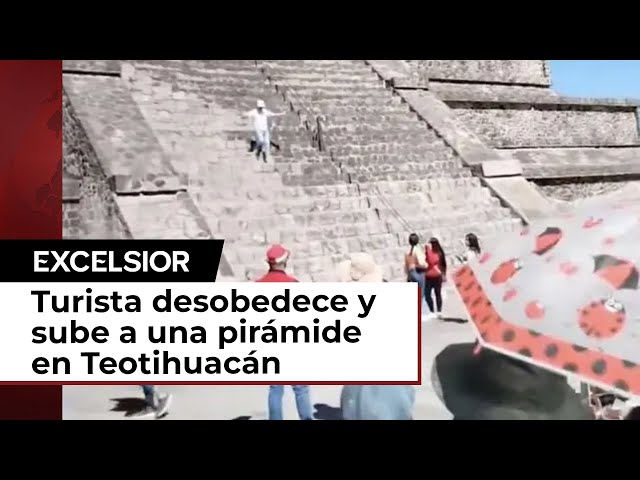 Turista sube a una pirámide de Teotihuacán y es abucheado por visitantes