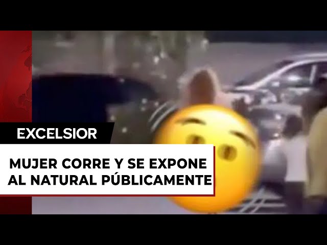 Mujer sale corriendo y se muestra 'al natural' frente a todos