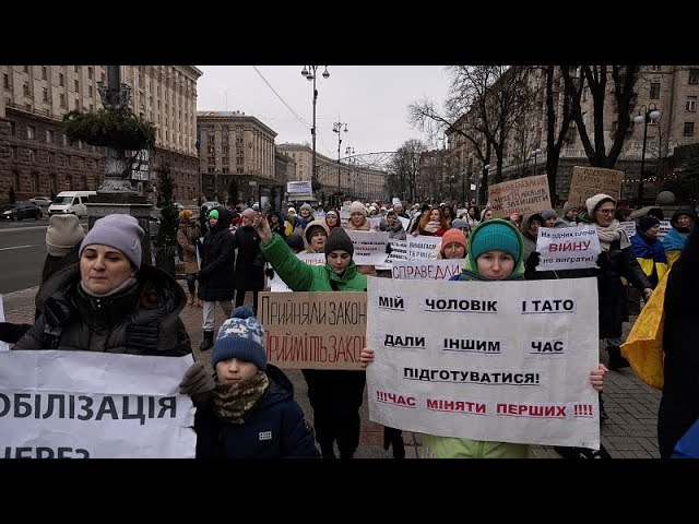 Ukrainian women call for shorter military service terms