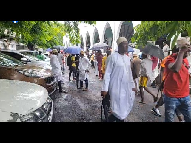  : AZALI à la mosquée de Moroni,  beaucoup des gens crachaient à sa sortie