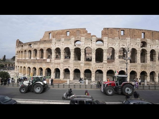 Italie : les agriculteurs font défiler des tracteurs le long du Colisée