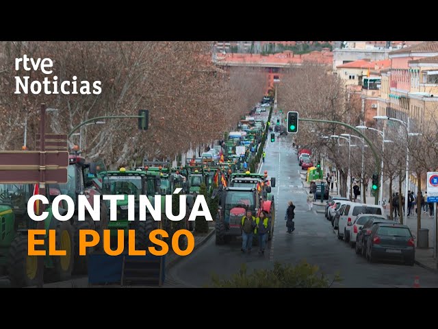 PROTESTAS CAMPO: Los AGRICULTORES de MÁLAGA se REÚNEN frente al CENTRO LOGÍSTICO de ANTEQUERA | RTVE