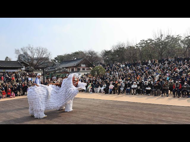 "한복 입고 너무 좋아요"…전주한옥마을 나들이객 '북적' / 연합뉴스TV (YonhapnewsTV)