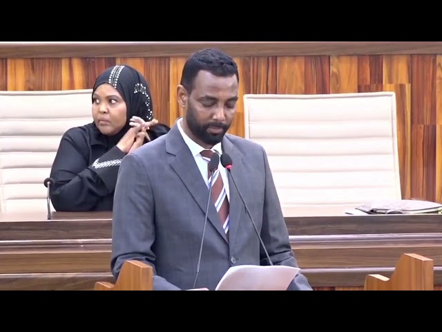 Xildhibaan Maxamed guddoomiyaha guddiga maaliyadda ee Golaha Shacabka oo Golaha ka hor Akhriyay...