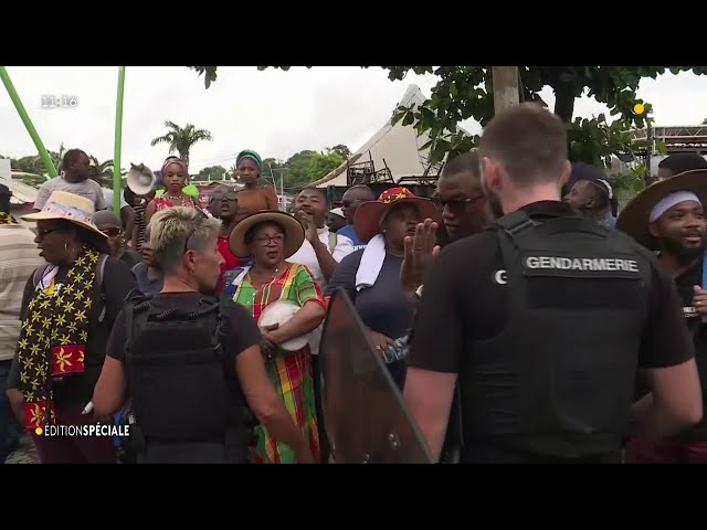 Les Ministres hués par les manifestants  lors de leur passage Place de la République