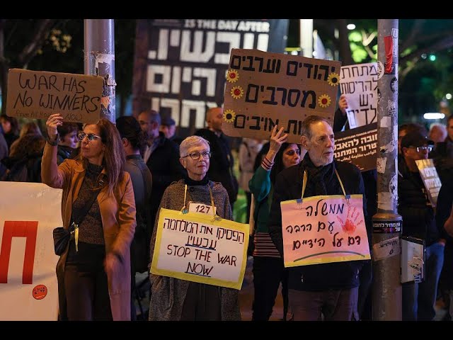 ⁣В Израиле тысячи людей вышли на улицы с призывами возобновить сделку с ХАМАС об обмене заложниками