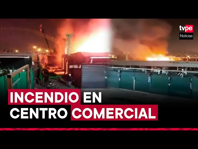 Ate: incendio en centro comercial causa daños en 20 puestos