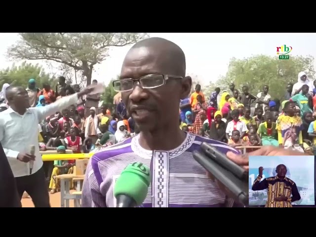 ⁣L'association des anciens élèves du lycée départemental de Garango remet 62 tables-bancs aux él