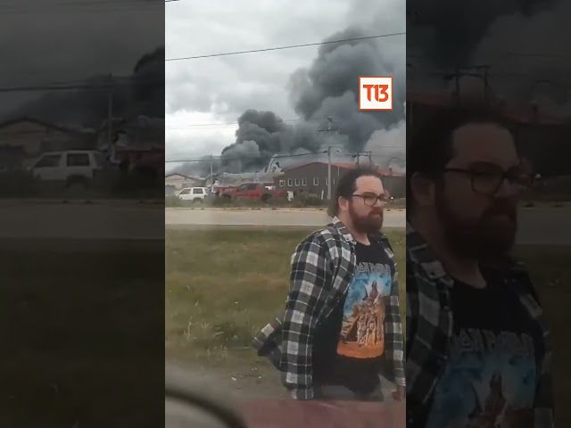 Violento incendio se registra en planta pesquera en Punta Arenas