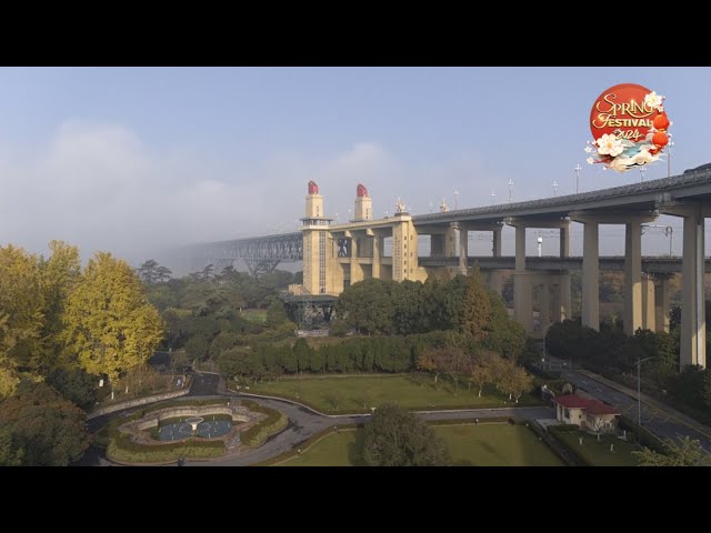 Live: Enjoy the view of China's Nanjing Yangtze River Bridge in winter