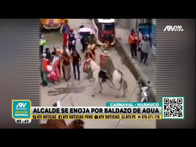 Huánuco: Alcalde Ramiro Pujay reacciona de manera violenta tras recibir baldazo de agua en carnaval