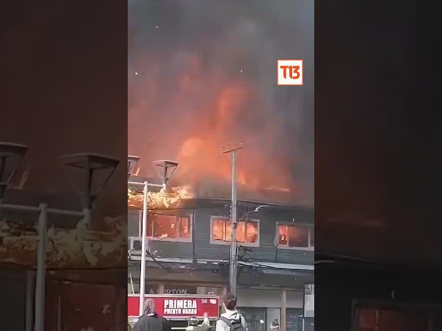 Incendio afecta locales comerciales en pleno centro de Puerto Varas