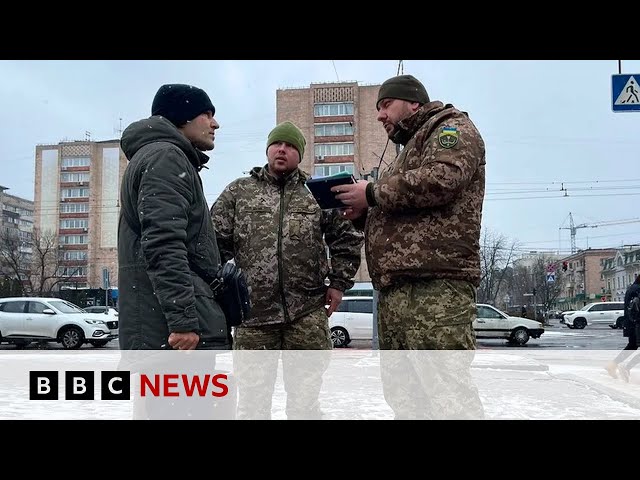 Ukraine’s struggle to find new men for front line | BBC News