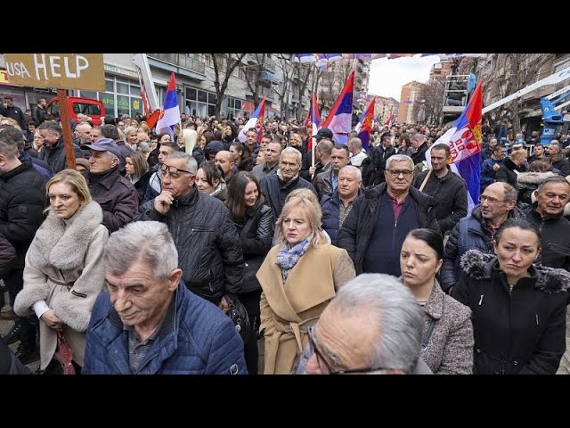 Miles de serbios protestan en Mitrovica por la prohibición del dinar serbio en Kósovo