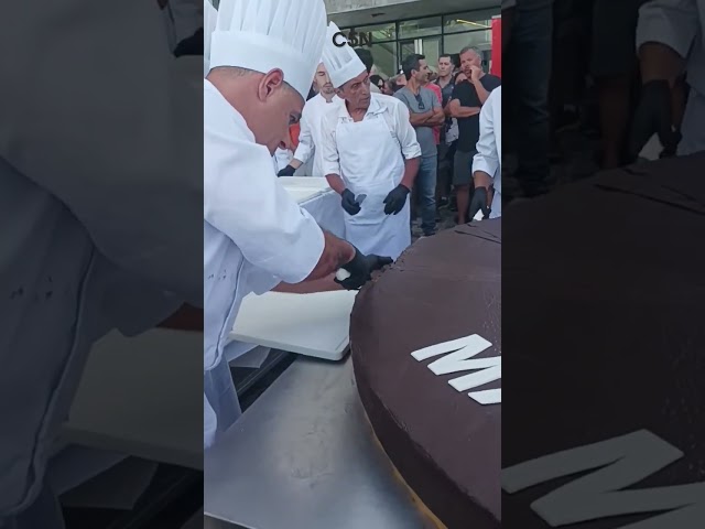 PREPARARON un ALFAJOR GIGANTE de 600 KG por los 150 AÑOS de MAR DEL PLATA