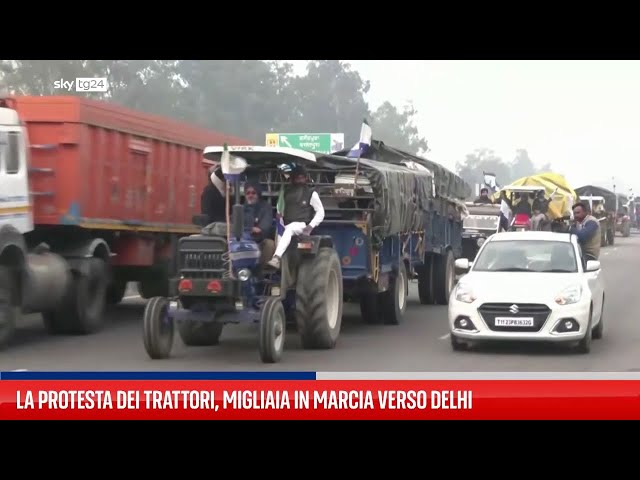 La protesta dei trattori, migliaia in marcia verso Delhi