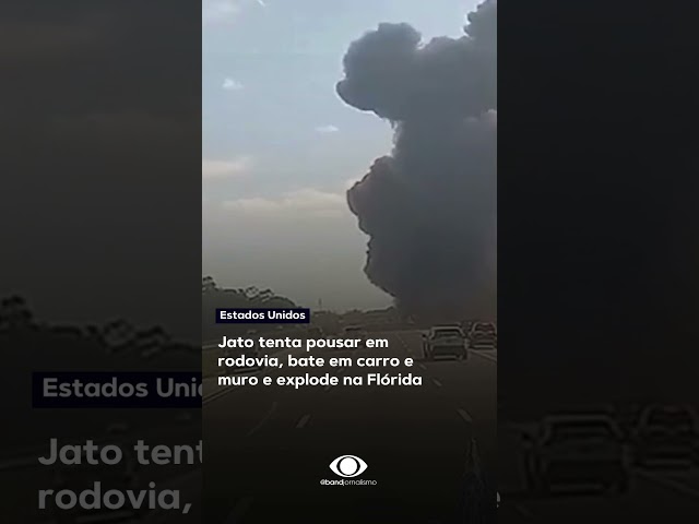 Jato tenta pousar em rodovia, bate em carro e muro e explode na Flórida #shorts