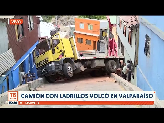 Camión con ladrillos se volcó en Valparaíso