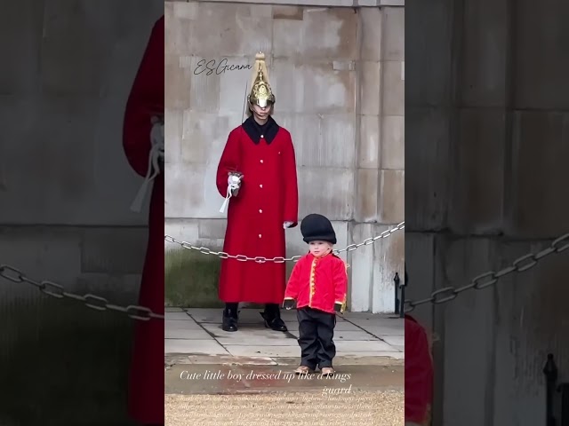 Este pequeño guardia tiene el espíritu británico en la sangre desde muy tierna edad 