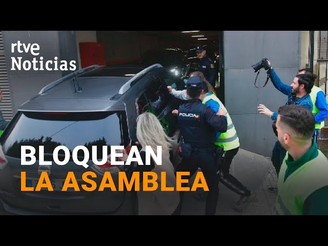 PROTESTAS CAMPO: Los AGRICULTORES ZARANDEAN el COCHE de LÓPEZ MIRAS en MURCIA | RTVE Noticias