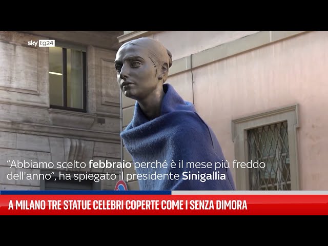 Milano, statue coperte come i senza dimora