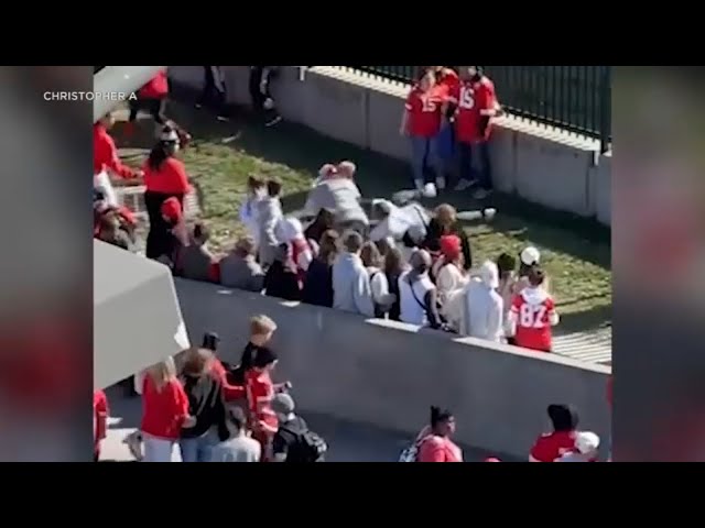 Bystanders tackle suspected gunman at Kansas City Chiefs parade