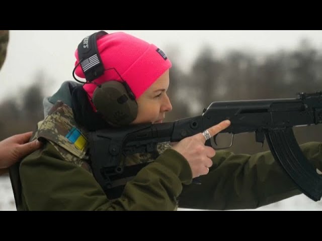 Mujeres ucranianas se preparan para la guerra por si tuvieran que alistarse