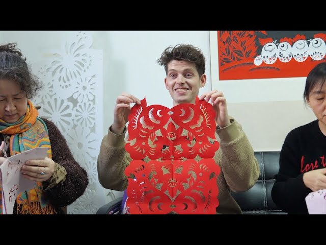 GLOBALink | British vlogger explores traditional paper-cutting art in China's Jilin