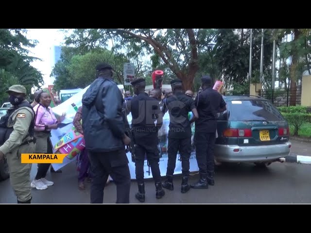 Police battle coffee seedlings farmers - Suppliers storm Ministry of Finance over arrears