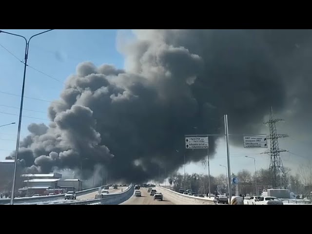 В Алматы локализован пожар на складе с газбаллонами
