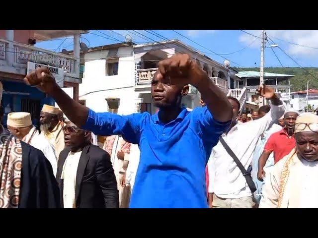 YANGALA à Foumbouni chez le candidat du parti JUWA Dr SALIM Issa entre l'armée et les notables