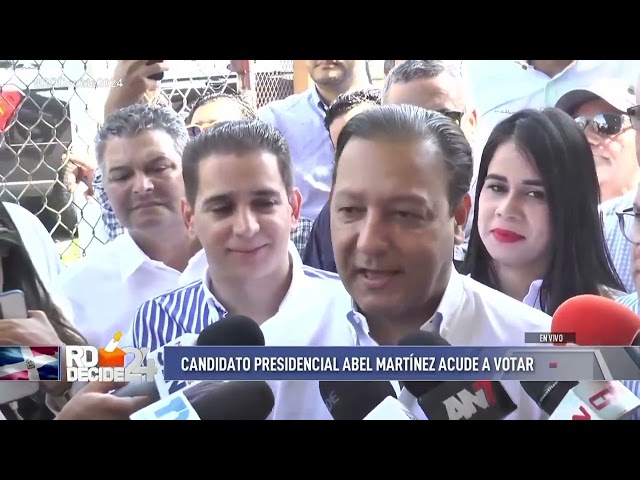 Momento en que Abel Martínez ejerce su derecho al voto en Santiago