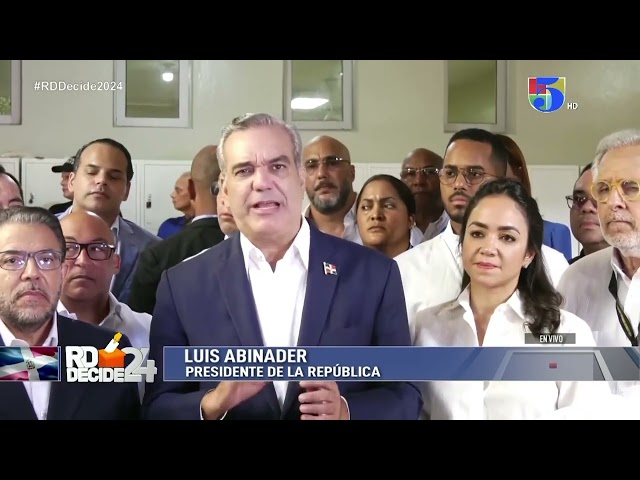 El presidente Luis Abinader llega al Colegio Babeque para ejercer su derecho al voto