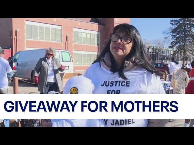 Son of Marlen Ochoa-Lopéz holds giveaway for local mothers in need