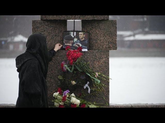 Más de un centenar de personas se enfrentan a penas de cárcel por rendir tributo a Navalni en Rusia