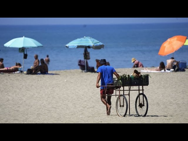 Una inusual ola de calor en Italia llena las playas cerca de Roma