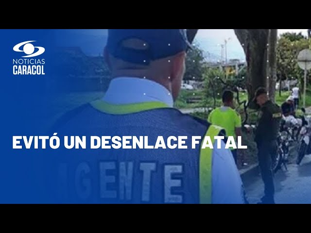 ⁣Casco salva a agente de tránsito en Cali al que le dispararon tres veces