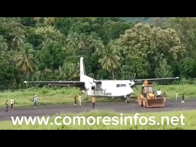 R’Komor, le seul avion qui transporte des passagers entre les îles.