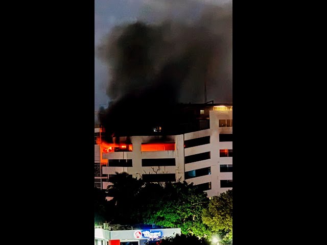 Al menos dos vehículos incendiados en un edificio de parqueos en la Paseo de Los Locutores