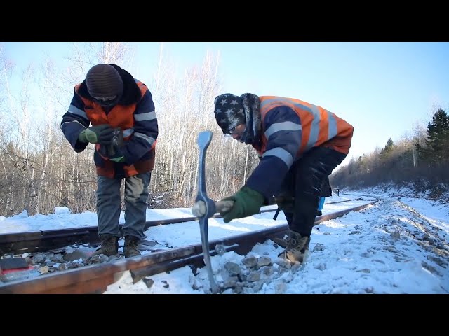 Railway workers battle the elements to ensure smooth operations in NE China